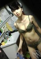 苗条女邻居脱光光洗澡被拍下1