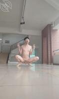 变态露出公狗学校露出，这个傻逼对着监控比耶真是没救了