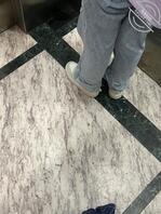 小巧的美女同事李诗蕾，牛仔裤包裹下的白嫩小屁股，好性感！看鞋子，同一个人2