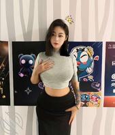 在旧电脑里发现前嫂子的露奶私照0