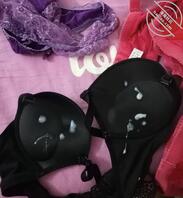 我妈趴在床上玩手机，我偷拍了一张。还有前几天我妈的内衣内裤。2