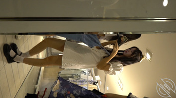 两个极品颜值学生妹逛商场被抄底2