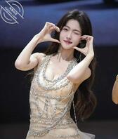 车展最靓的崽！任绵绵甜美出圈，网友直呼顶不住0