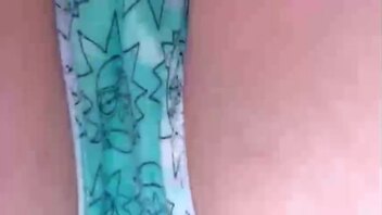 兄妹乱伦萝莉少女！非常粉嫩的清纯妹妺被好色哥哥吸舔嫩逼