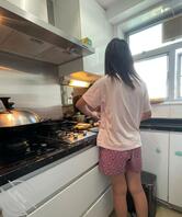 【原创】姐姐在打扫卫生，姐夫在卧室打王者，忍不住强上了姐姐，还惊动了姐夫