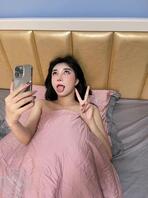 分享一下婊子们翻白眼吐舌头的照片