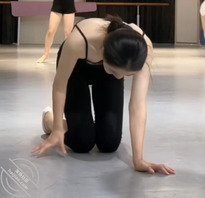 舞蹈生弯腰走光