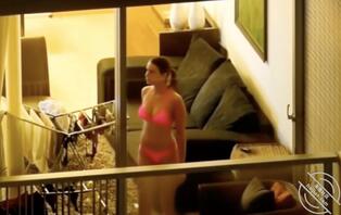 对面公寓年轻外国情侣不关窗被偷拍