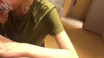 异地女友刚到宾馆就迫不及耐吃鸡吧怎么回事？1