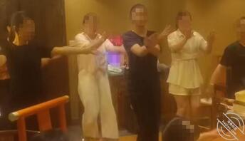 【原创视频5】内射理发店老板娘,趁她大姨妈刚走成功拿下,还是一线天逼2