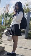 路边街拍等红灯的母狗大学生，不知道穿着 JK 又去和哪个金主爸爸约炮
