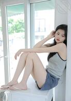 坐在洗衣机上的漂亮小姐姐，白皙鲜嫩的美腿玉足，想日她。0