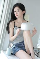 坐在洗衣机上的漂亮小姐姐，白皙鲜嫩的美腿玉足，想日她。2