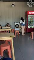 在饭店吃饭，认识的老板娘，日起非常舒服，还是很紧的1