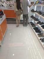 跟踪偷拍极品美腿女神0