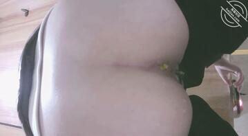 高筒靴美女跟闺蜜一起拉屎，还放屁 大腿上还有一个纹身，骚的不行。0