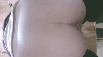 高筒靴美女跟闺蜜一起拉屎，还放屁 大腿上还有一个纹身，骚的不行。1