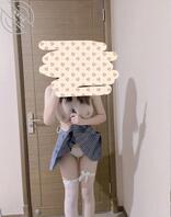 穿着jk 主动扶着肉棒插进来。一晚上把你们榨干。1