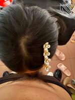 出门前让女儿吃个鸡