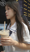 街头偷拍小妹裙底风光0