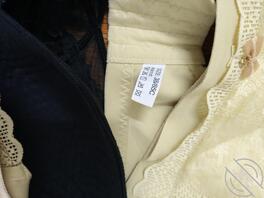 怎样才能拿下大奶子小姨子，经常偷看小姨子洗澡，无奈没有针孔摄像头2