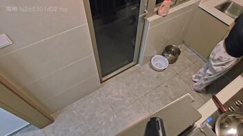 45.在厨房操妈妈一边操一边看对面有没有人看见，刺激，厨房角度妈妈显身材