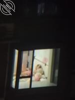 夏天就是好，偷拍对面骚妇