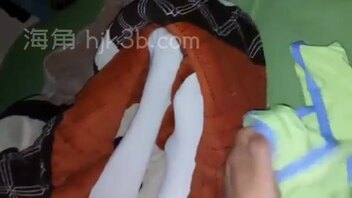 趁侄女睡熟大胆的摸她小穴（已成年））