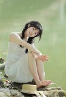 白裙可爱萝莉的美腿玉足，好嫩。