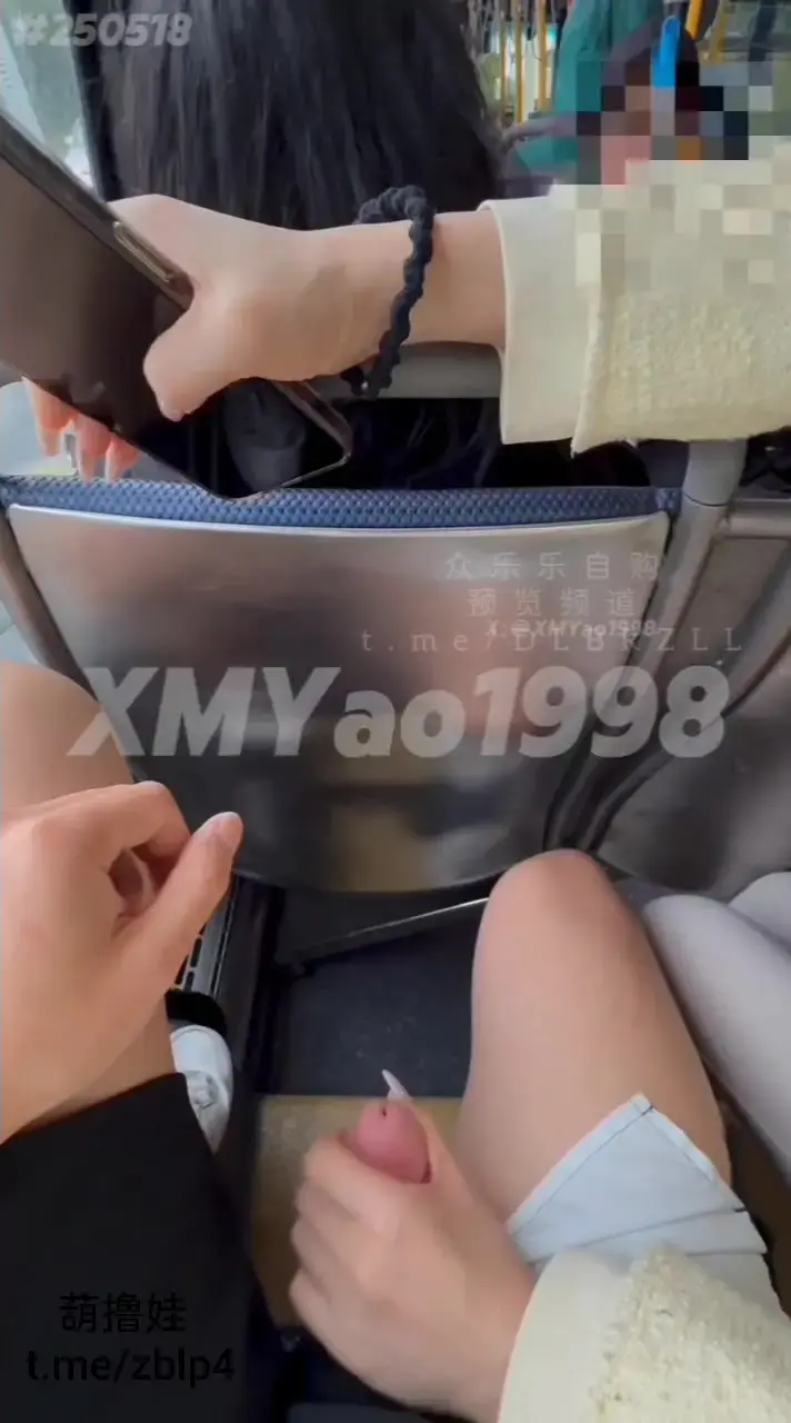 最新户外公交车上打飞机，最后射在高跟鞋里面