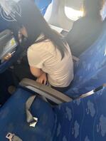 飞机遇到挺饱满的小姐姐，忍不住拍了1