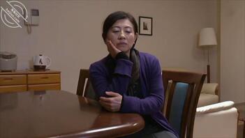 金币！60岁熟女去看望40岁颓废儿子，结果儿子太饥渴把老阿姨给强插了1