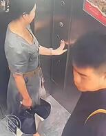 电梯里，狂吻20秒。0