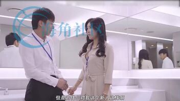 在公司厕所，和领班偷情，爬在哪里背后操逼