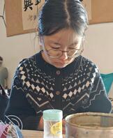 摸04年女大学生堂妹的脚和腿，旁边有人的时候她连腿都不给摸。0
