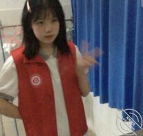 爸爸今天要求我陪他打羽毛球还必须穿裙子