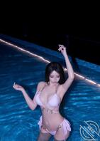 夜色泳池里的她，把比基尼穿成了独一份的浪漫1