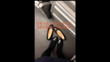 冬天了空姐换上了厚黑丝，下了飞机带上手铐调教