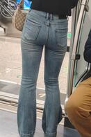 地铁碰到的小骚牛仔裤 想射她屁眼里1