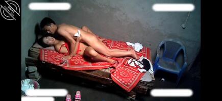 【站街女与嫖客】站街女和嫖客无套做，被内射后迅速起床擦。远古视频2