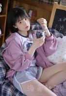 喜欢吃蓝莓的大眼睛萌美少女居家沙发悠闲写真照片0