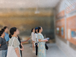 惊险！厕所偷拍体制内骚逼女科长被发现！0