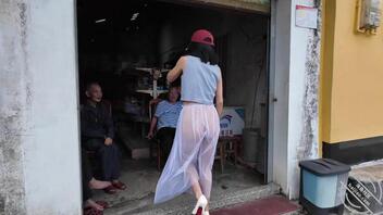 【露出专题】骚逼穿着透明薄纱长裙，给大爷们发发福利2