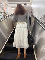 抄底白裙白内小少妇