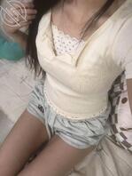 偷看小妹的手机。这照片真刺激。