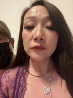 自己老婆掰开骚逼给海友欣赏。求侮辱，求射屏。下次上道具