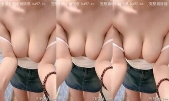 巨乳女神展示身材事业线