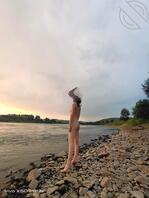 夏天带老婆河边露出，记得当时刚刚下过一场雨还跟凉快0