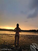 夏天带老婆河边露出，记得当时刚刚下过一场雨还跟凉快1