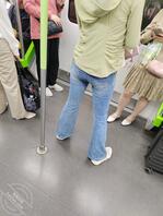 地铁途中偷拍美臀美腿0